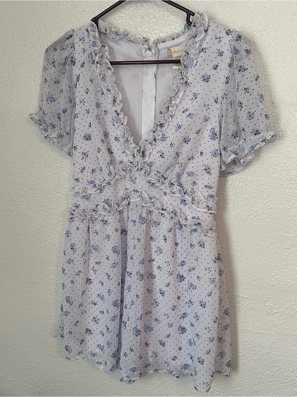 Altar’d state medium white blue floral romper ruffle dainty chic spring v neck
